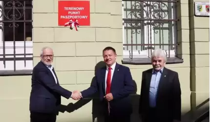 Wojewoda i Burmistrz otworzyli Punkt Paszportowy w średzkim UM