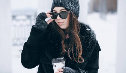Noszenie okularów przeciwsłonecznych zimą – zdrowy wybór czy przesada?