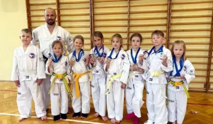 Rekordy, emocje, medale – sukcesy zawodników taekwondo ze Środy Śląskiej i Kostomłotów!