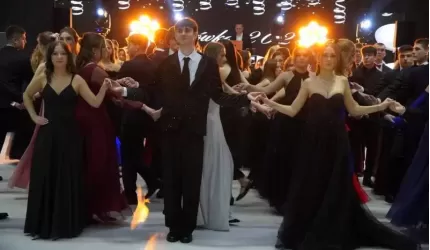 Pełen gracji, wzruszeń i dobrej zabawy bal studniówkowy średzkich maturzystów (zdjęcia)