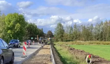 Pomiędzy Pisarzowicami, a Wilkszynem trwa budowa chodnika