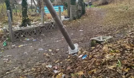 Kupa śmieci i butelek po palonej marihuanie... (list do redakcji)