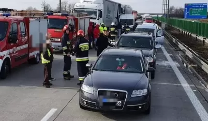Karambol. Jeden z pojazdów przewoził materiały niebezpieczne