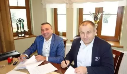 Podpisano umowę na budowę boiska w Miękini