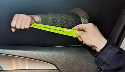 Nie był widoczny na drodze – otrzymał mandat i opaskę odblaskową