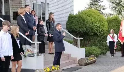 W hołdzie Janowi Pawłowi II - uroczystość w szkole w Ujeździe Górnym