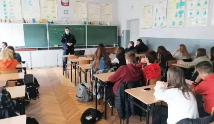 Odpowiedzialność nieletnich, handel ludźmi, alkohol i narkotyki tematem spotkania policjantów z uczniami