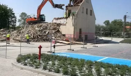 Trwa rozbiórka szkoły w Lutyni