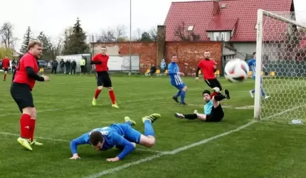 Czarni Białków wygrywają z Piranią Radziądz i utrzymują pozycję lidera [fotogaleria]