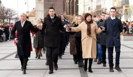 Średzcy maturzyści zatańczyli Poloneza dla Rolanda