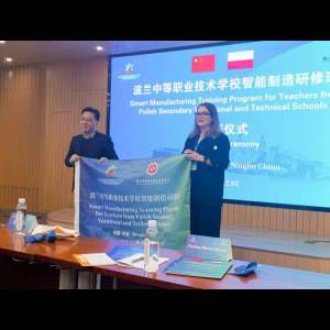 A ceremony showcases the Smart Manufacturing Training Program for Polish teachers in Ningbo, China.