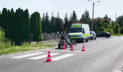 Na powiatowych drogach rozpoczęto malowanie cienkowarstwowe