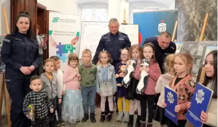 Policjanci rozstrzygnęli konkurs plastyczny "Bezpieczeństwo to SKARB - Bezpieczne ferie"