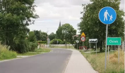 Nowe chodniki w 10 miejscowościach powiatu. Otwarto oferty