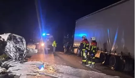 Pożar auta, wypadki i skutki silnych wiatrów [raport strażaków]