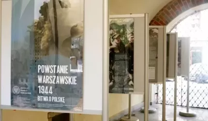 Szczególna wystawa na dziedzińcu średzkiego muzeum