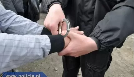 Policjanci zatrzymali awanturnika, który odpowie za znieważenie i groźby