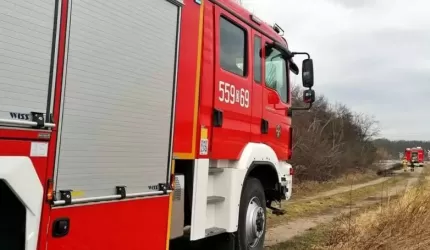 Pożar baraku mieszkalnego i kolizja, w której poszkodowana została 1 osoba [raport strażaków]