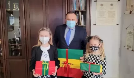 Kaja i Lila - utalentowane szachistki z Mrozowa z wizytą u wójta gminy Miękinia