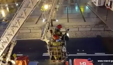 W centrum miasta na samochód spadł tynk. Straty to kilka tysięcy złotych