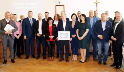 Podpisano umowy na realizację rekordowego projektu Powiatu Średzkiego