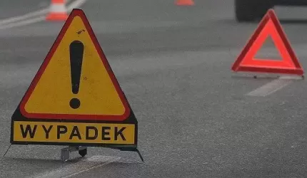 Wystrzeliła opona. Ciężarówka uderzyła w barierki