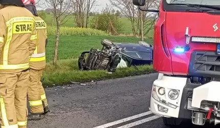 Dwa wypadki na drodze powiatowej, pożar samochodu, kolizja na autostradzie [raport strażaków]