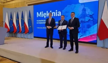 Wkrótce Miękinia będzie miastem! Wójt odebrał od premiera akt nadania statusu miasta