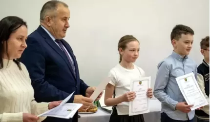 Wręczenie stypendiów naukowych w Szkole Podstawowej w Pisarzowicach, Miękini i Lutyni