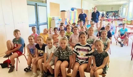 Spotkanie policjantów z dziećmi korzystającymi z półkolonii na terenie gminy Malczyce