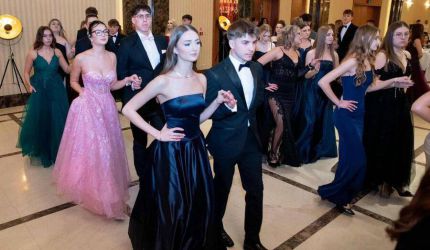Bal studniówkowy średzkich maturzystów – tradycja, elegancja i świetna zabawa