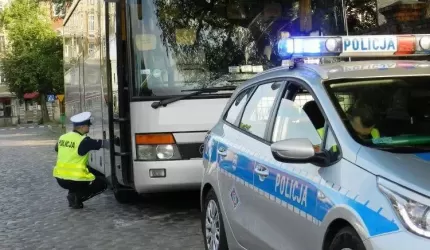 Policjanci kontrolują autokary