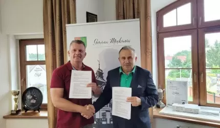 Burmistrz Miękini podpisał umowę na budowę drogi w Białkowie