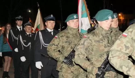Salwa honorowa, apel pamięci... - Obchody Święta Niepodległości w Miękini