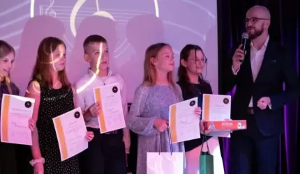 Powiatowy konkurs w Miękini pełen muzyki i młodych utalentowanych wokalistów