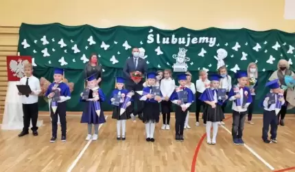 Pierwszoklasiści z SP w Ujeździe Górnym - pasowani na uczniów