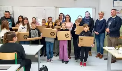 Uczniom Szkoły Podstawowej w Udaninie uroczyście wręczono laptopy