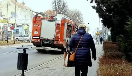 Kobieta uderzyła głową o krawężnik