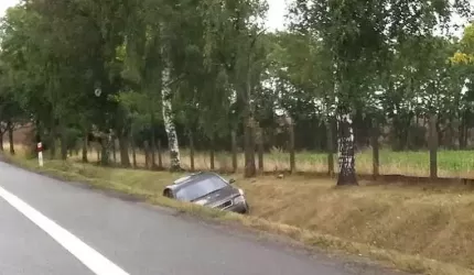 Auto porzucone w rowie