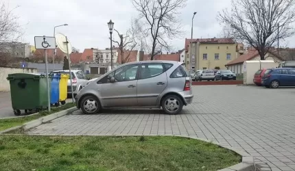 Czytelnik: To oznakowanie miejsc parkingowych jest nieprawidłowe