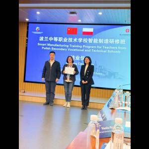 Group photo at a training program for Polish teachers in smart manufacturing in China, featuring a certificate presentation.