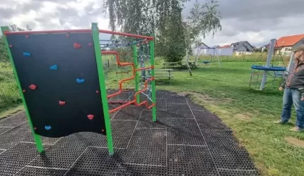 Jeszcze więcej urządzeń na placach zabaw w gminie Miękinia