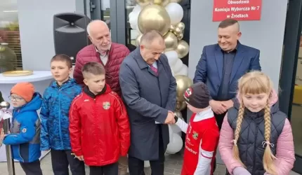 Burmistrz wraz z młodymi mieszkańcami oficjalnie otworzyli świetlicę w Źródłach