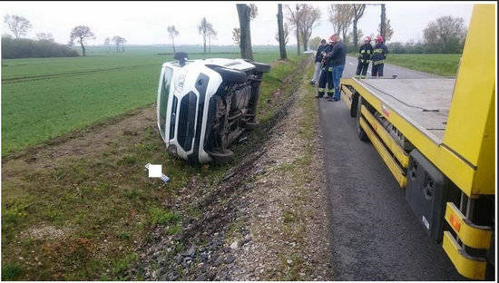 przewrocone auto