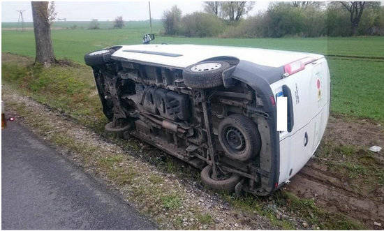 przewrocone auto1