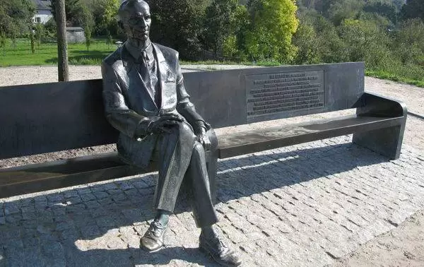 1280px Laweczka Karskiego Park Ocalalych Lodz 2 2010