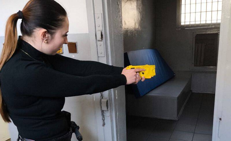 Średzcy policjanci doskonalili umiejętności w zakresie użycia paralizatora