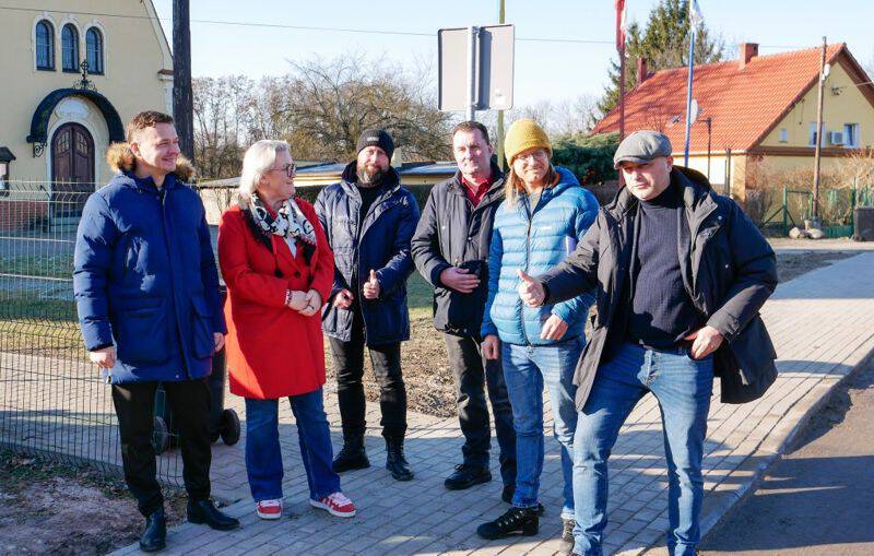 Zakończono budowę chodnika w Chwalimierzu – inwestycja Gminy i Powiatu odebrana