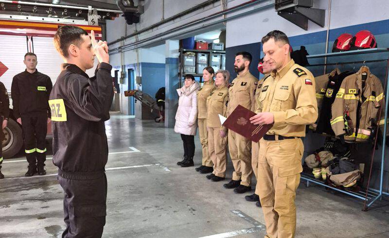 Nowy strażak w szeregach średzkiej KP PSP – uroczyste ślubowanie