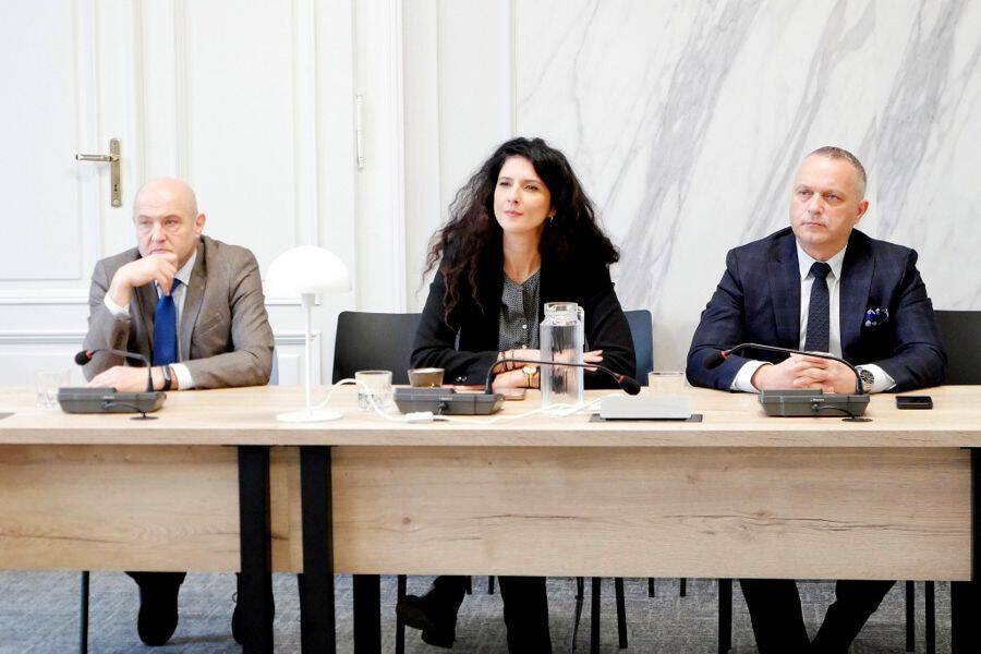 Bezpieczeństwo mieszkańców priorytetem. Wojewoda z wizytą w średzkim starostwie